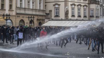 На акции против карантина в Праге пострадали 20 полицейских