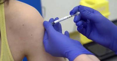 Иммунолог назвал вакцинацию условием прекращения пандемии COVID-19