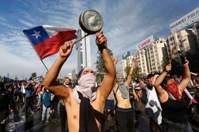 Видео дня: В столице Чили на годовщину протестов митингующие сожгли две церкви
