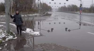 Обольет с ног до головы: трассу под Ярославлем затопило лужами. Видео