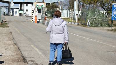 Мед и смалец: с Украины в Крым продолжают везти "продуктовые" чемоданы