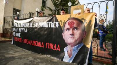 Суд в Киеве обязал убрать из книги про Стуса отрывки про Медведчука