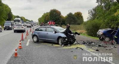 На Львовщине в результате масштабного ДТП погибли три человека: фото