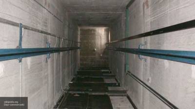 Красивший шахту лифта рабочий погиб в Петербурге