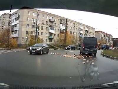 Рассеянный водитель «посеял» хлеб на дороге в Дзержинске
