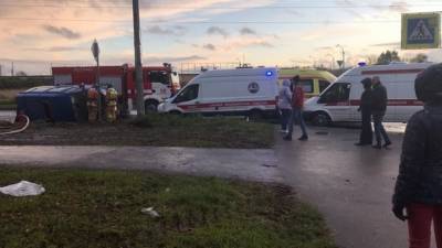 Школьный микроавтобус перевернулся после аварии в Петербурге