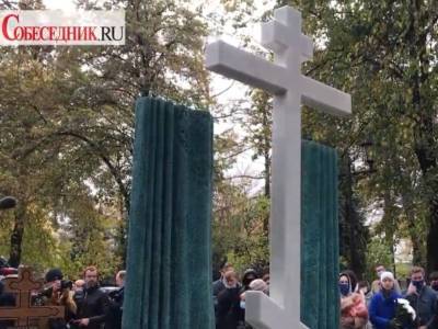 Открытие памятника Марку Захарову напоминало похороны Ленкома. Видео