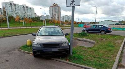 В Минске легковушка врезалась в осветительную мачту, водитель погиб