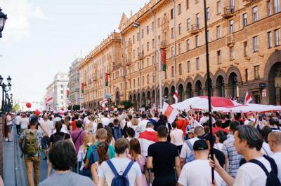 Митингующие пенсионеры уступили Площадь независимости в Минске сторонникам власти
