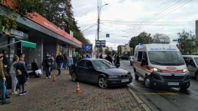 В Виннице водитель сбил женщину, которая стояла на остановке городского транспорта: фото