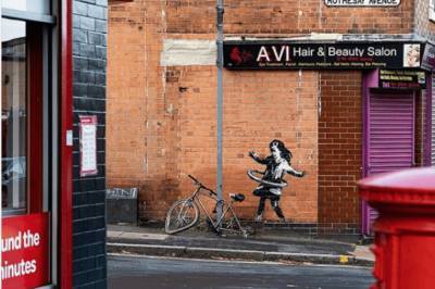 Бэнкси показал новую работу на стене британского салона красоты, которую сразу залили краской (фото)