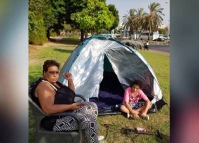 Холон: мать с четырьмя малолетними детьми переехала в палатку у автозаправки