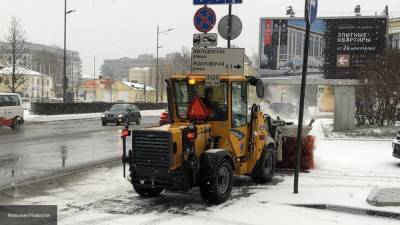 Уборкой первого снега в Петербурге занялись свыше 500 единиц техники