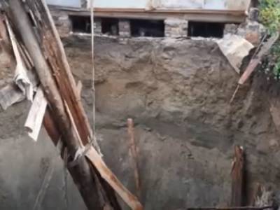 Провал земли поглотил жилой дом в российской деревне