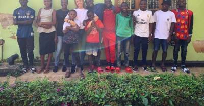 26-летняя девушка усыновила 14 африканских тинейджеров и малышей — как они живут