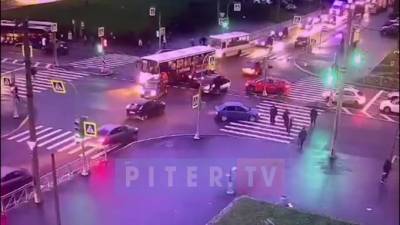 Видео: момент ДТП на перекрёстке Комендантского и Шаврова