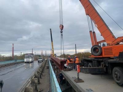 На мосту в Новой Жизни монтируют 50-тонные балки