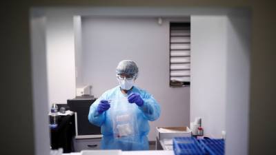 Во Франции за сутки выявили более 13 тысяч случаев коронавируса