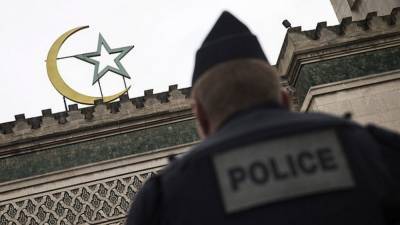 МВД Франции потребовал закрыть мечеть за видео с угрозами убитому учителю