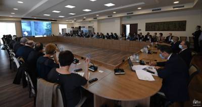 Азербайджан применяет запрещенное оружие: встреча с зарубежным дипломатами в МИД Армении