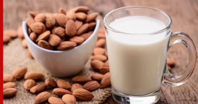 Диетологи рассказали о полезной альтернативе молоку