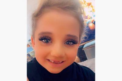 Чересчур яркий макияж на 6-летнем ребенке модели вызвал споры в сети