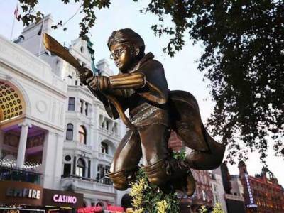 Статуя Гарри Поттера появилась в центре Лондона