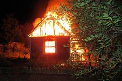 Ночью в Ивановской области сгорел частный дом с пристройками