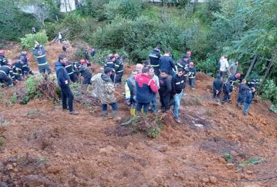 До 120 спасателей подключены к поискам пропавших на месте оползня в Аджарии. ФОТО