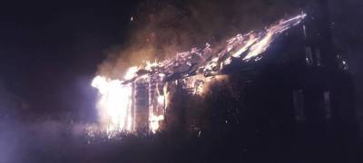 Заброшенное здание сгорело в деревне Карелии (ФОТО)