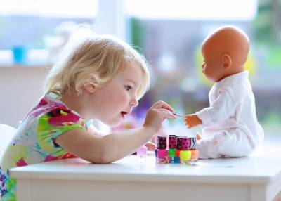 Ученые выяснили, что игра с куклами развивает у детей социальные навыки