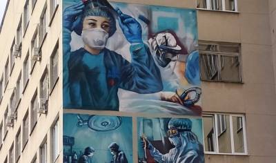 В Воронеже на стене больницы появилось граффити, в честь борющихся с коронавирусом врачей