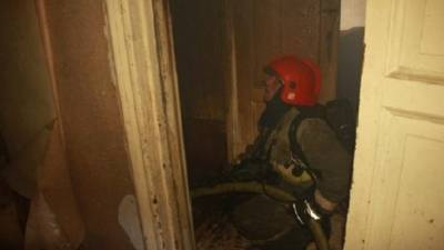 Почти 20 спасателей тушили горящие постельные принадлежности в квартире на Демьяна Бедного