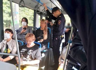 «Пойман на нарушении»: ростовчане в общественном транспорте заметили полицейского без маски