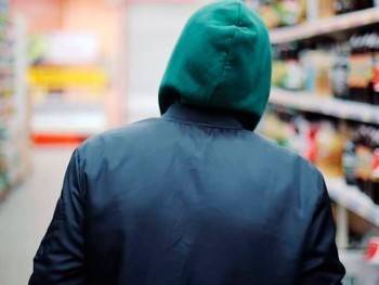 Чтобы купить еду, вологодские подростки ограбили обувной магазин