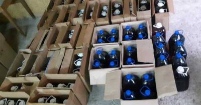 У жительницы Янтарного в гараже нашли 430 канистр с алкоголем без лицензии (фото, видео)