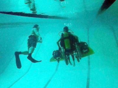 В Анапе протестировали подводную инвалидную коляску