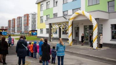 В Петергофе открылся новый трехэтажный детский сад с бассейном
