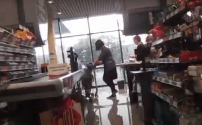 ЧП в супермаркете под Одессой, людей срочно стали выводить из магазина: видео происходящего