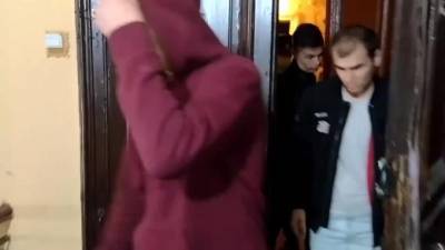 Видео: полицейские искали мигрантов и незаконные мини-отели на улице Рубинштейна
