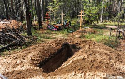 Мужчина заставил изменницу-жену рыть могилу на кладбище в качестве наказания