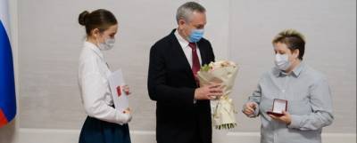 Губернатор Новосибирской области вручил волонтерам памятные медали