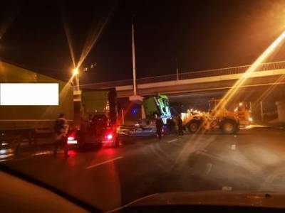 В Уфе водитель грузовика уснул за рулём и протаранил мост на проспекте Салавата Юлаева