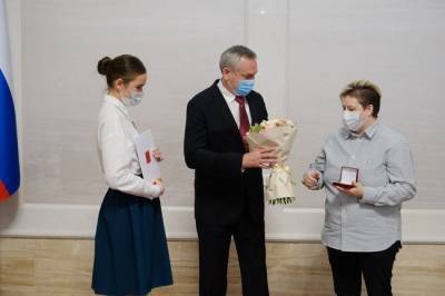 Губернатор Новосибирской области вручил волонтёрам памятные медали от имени президента