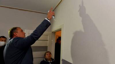 Очаги плесени и перебои с электричеством: вице-спикер Госдумы оценил реновационную новостройку в Москве