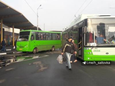 Водитель автобуса не заметил другой транспорт: В Харькове столкнулись маршрутка и троллейбус