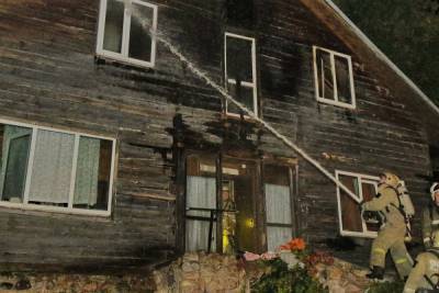 В Смоленске ночью хозяева в спешке покидали горящий трехэтажный частный дом