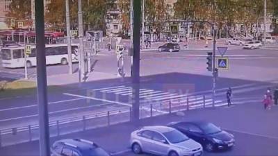 Момент ДТП с такси на Светлановском попал на видео