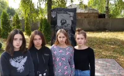 Украинских школьниц заставили извиняться за танец у памятника «героям АТО»