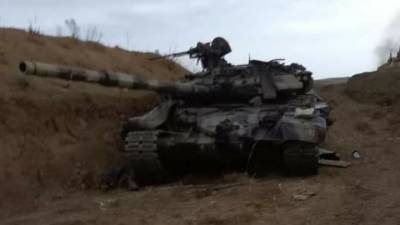 Армянские военные захватили азербайджанский танк Т-90С